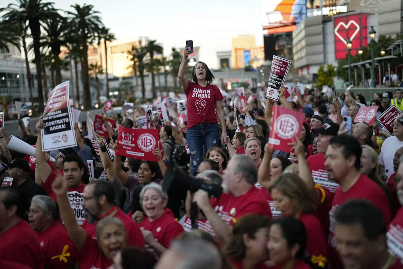 Vegas culinary workers get 32% pay raises over five years under new contracts