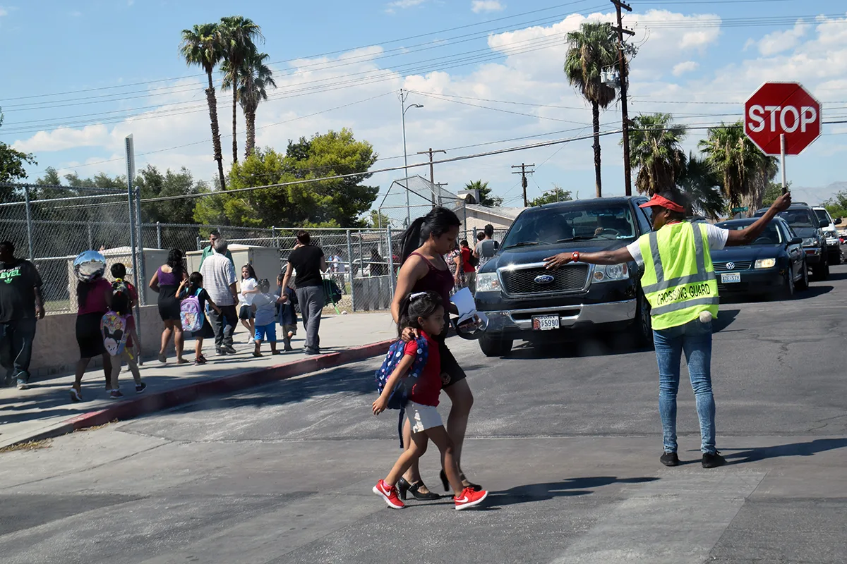 Amplían cobertura de los guardias de cruce a las escuelas secundarias del CCSD