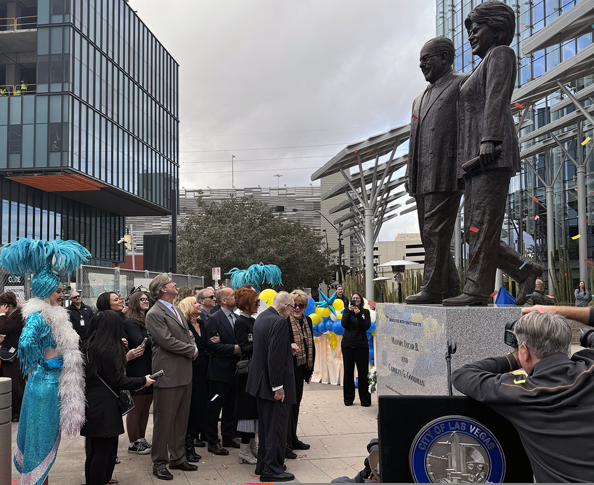 Develan escultura de los alcaldes Carolyn G. y Oscar B. Goodman en el Ayuntamiento de Las Vegas 