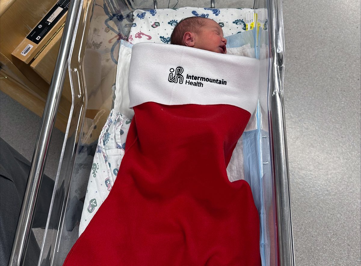 Santa Claus celebró Navidad en el hospital Intermountain; recién nacidos reciben una gigantesca bota navideña