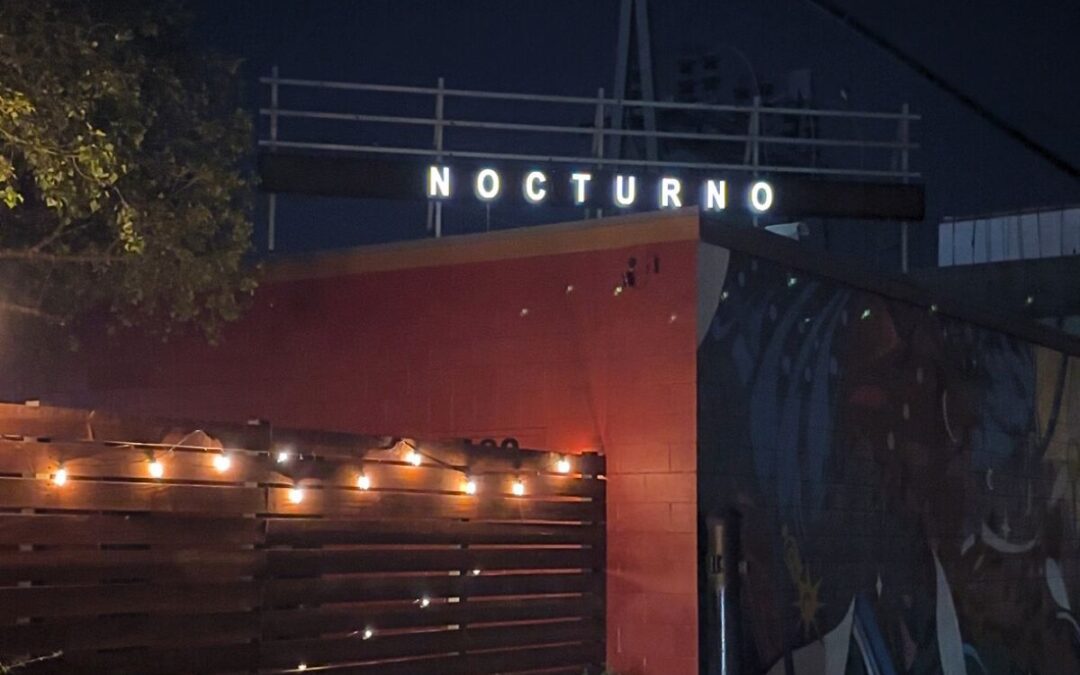 ‘La hospitalidad como el producto principal’: La historia detrás de Nocturno, un bar de dueños latinos